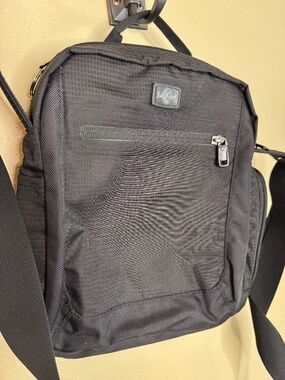 Eagle Creek Unisex Travel crossbody bag purse black